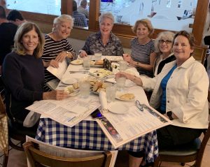 Jane and some of her Chi Omega sisters in a restaurant.