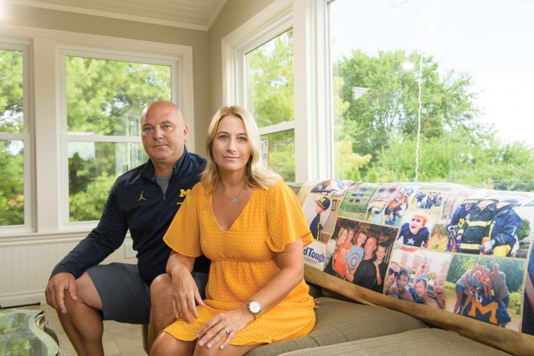 Jason and Tammi Carr sitting on a sofa.