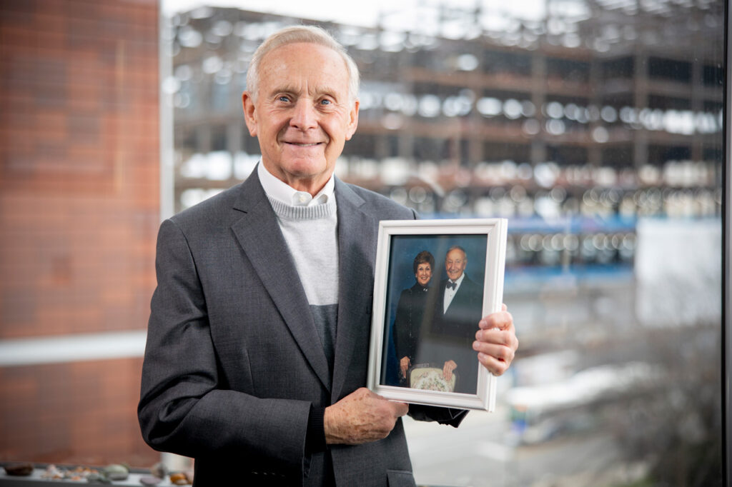 Larry Wolfe with a photo of D. Dan and Betty Kahn