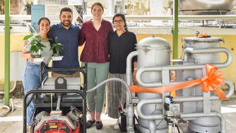 SEAS students in front of machine